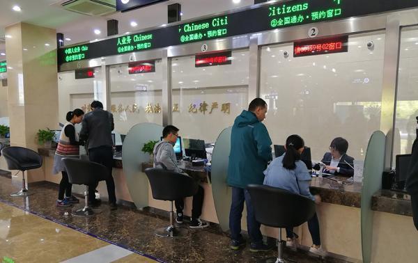 出入境证件全国通办后 近9万名外省市人员在