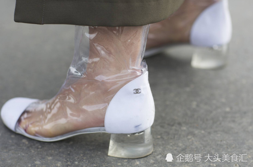 一双用塑料袋做的鞋子卖几千还遭疯抢,香奈儿这双液体