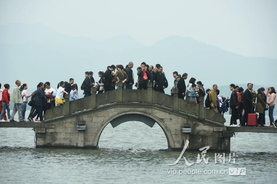 杭州迎来"五一"假期旅游高峰 西湖断桥成"人桥"