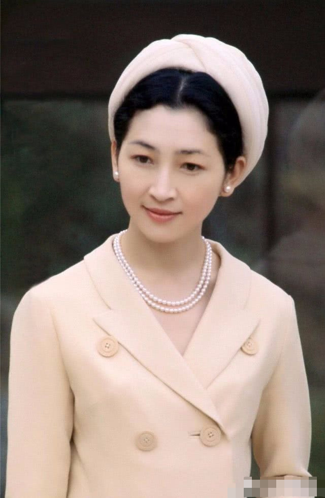 日本新皇后才华出众,她婆婆前代皇后美智子年轻时盛世美颜如芙蓉