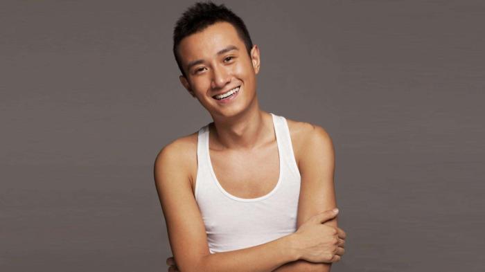 他是当红的一线男演员,50岁还在戏中谈恋爱,今却直不起腰来了