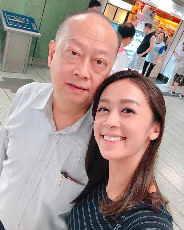 黄心颖亲姐曝父亲曾有婚外情,母亲因没钱只能