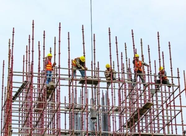 5月1日,在人民大道南段建设项目工地上,工人们在搭建钢架结构.