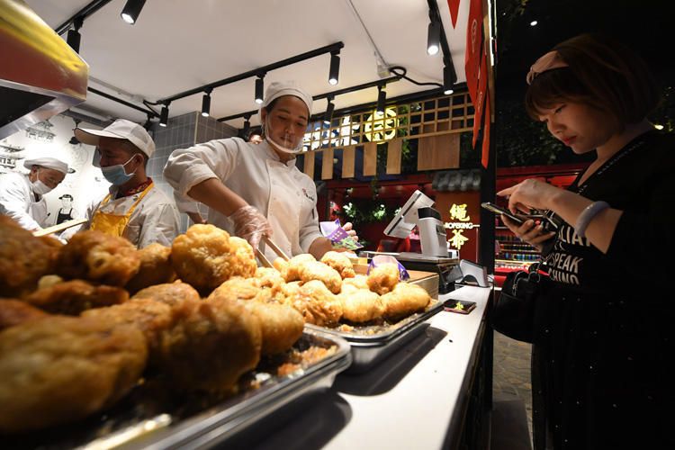 京天红炸糕商场开店 卖4元一个