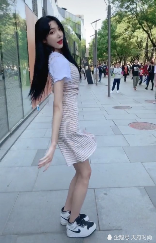 艾比aj配裙子跳舞,却被身后"蹲地拍照"的男生吸引,闹