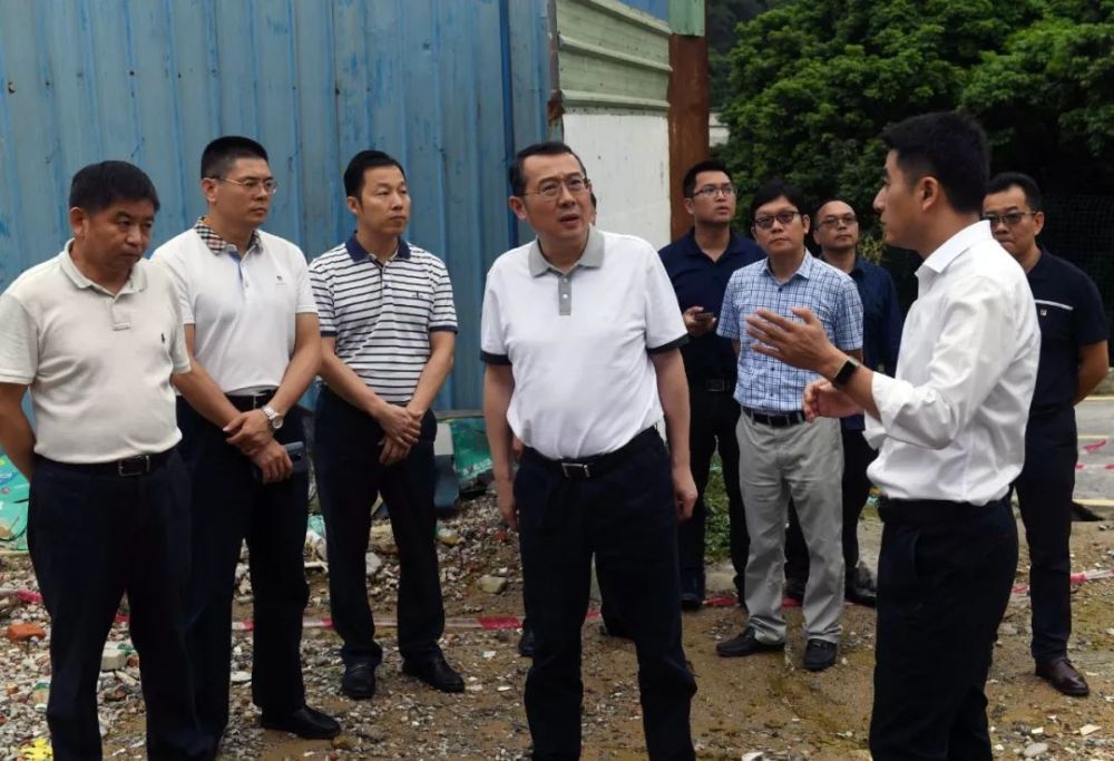 5月2日,南山区委书记王强前往西丽街道检查危险边坡.