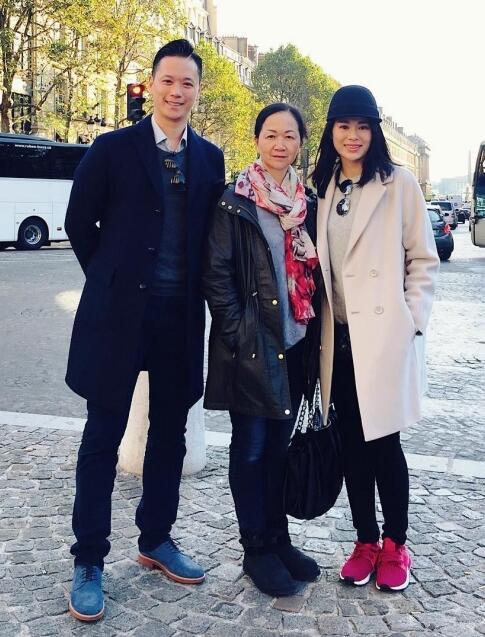 胡杏儿挺孕肚与婆婆逛街,老公李乘德甜蜜陪伴,二胎性别疑曝光