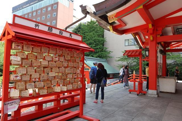 新宿花园神社的绘马悬挂处(范易成 摄)