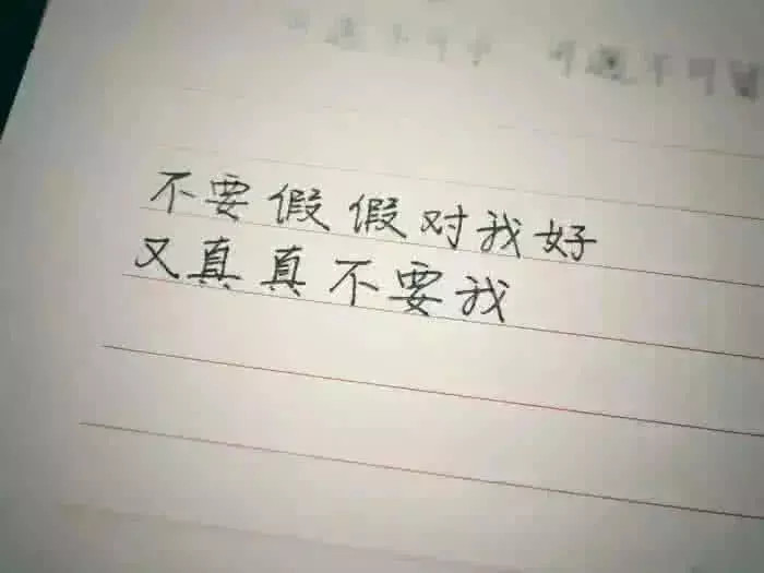 图三:这张背景图上是一个女生的侧脸,他的鼻子非常的好看,对一个人最