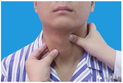 在对侧胸锁乳突肌后缘向前推挤甲状腺侧叶,拇指在胸锁乳突肌前缘触诊