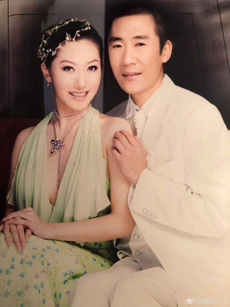 章子怡喊她嫂子,长相神似张棪琰,嫁章子男被宠成宝,却