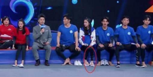 杨颖节目脱鞋时,谁注意到她脚放的位置?果然,素质是装不出来的