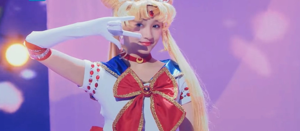 关晓彤穿上美少女战士服装,包贝尔看到后,表情亮了