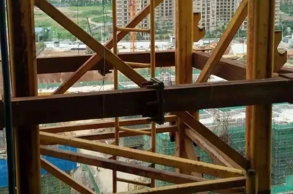 惊险塔吊附墙把剪力墙推裂了塔吊附墙的作用是什么该怎么检查