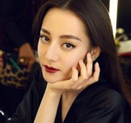 最近火了迪丽热巴的"坐姿",女生不敢随便尝试,网友:太霸气!