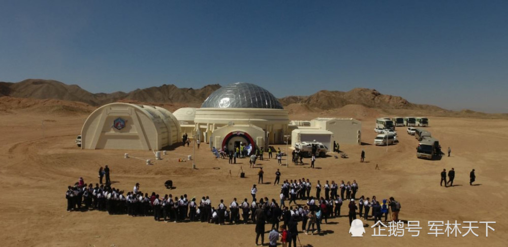 图为火星1号基地的开营仪式