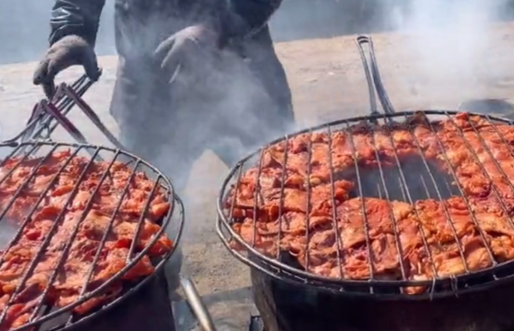 夫妻赶集卖烤鸡架,一个售价7块钱,4个锅同时烤