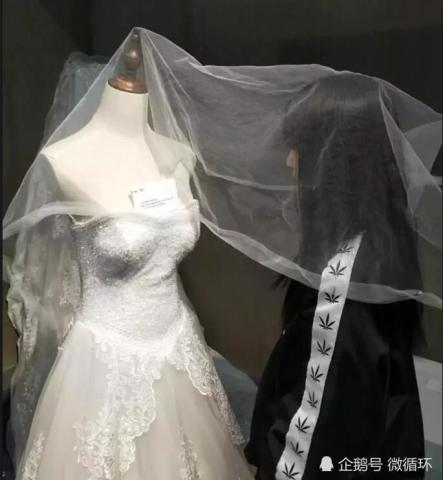 进门见婚纱照_进门见婚纱照风水好吗