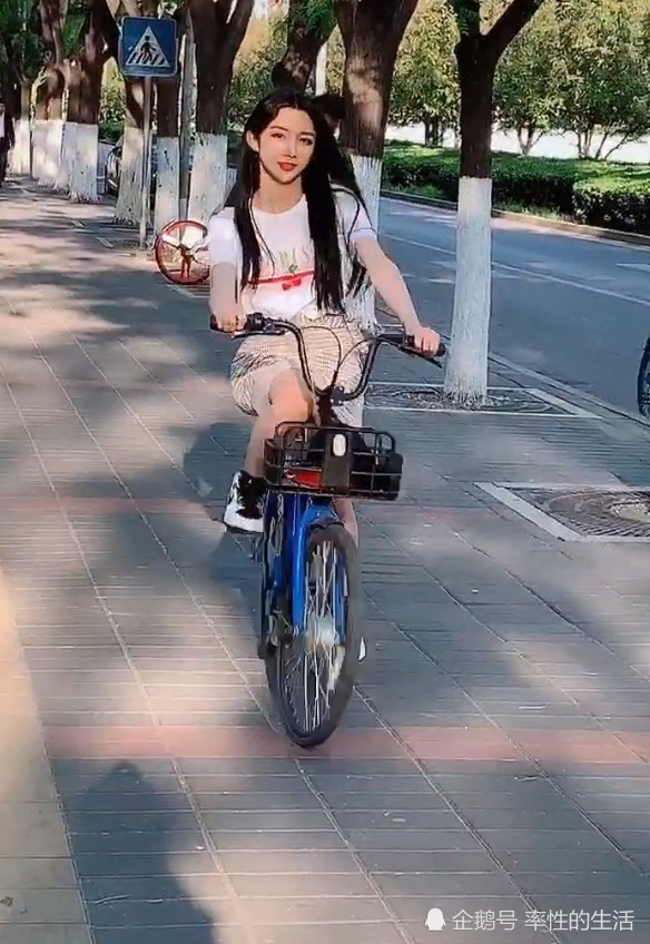 女装大佬艾比穿短裙骑车,看到他张开的双腿,网友:分分钟想娶!