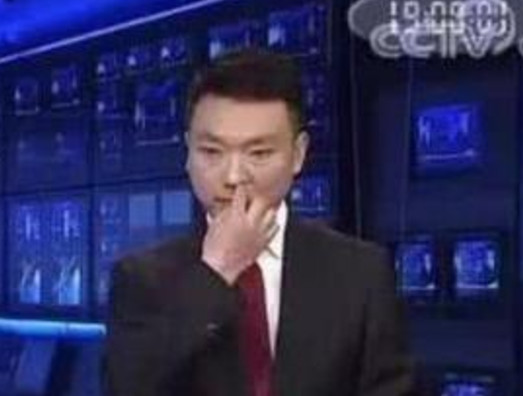 央视主持人康辉挖鼻孔被曝光,被不少"热心"观众给截图