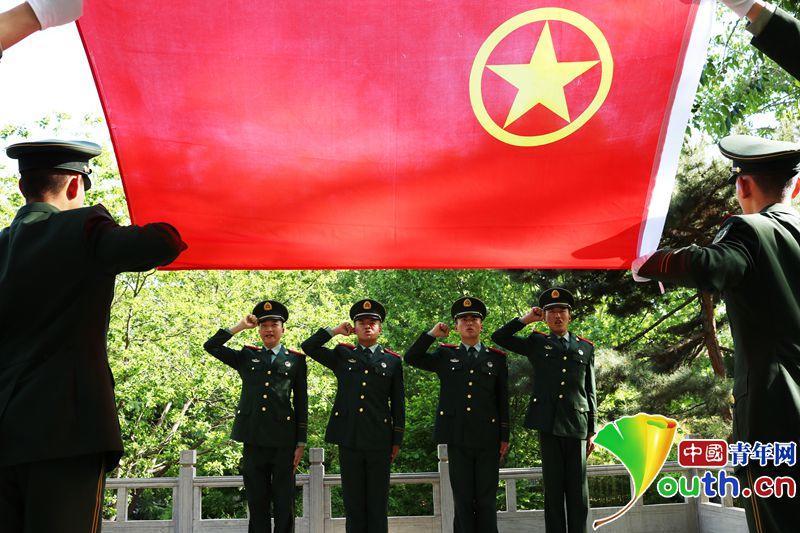 武警北京总队执勤第四支队组织青年官兵团员宣誓.