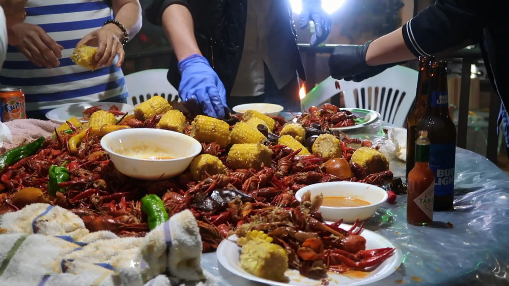 中国人吃小龙虾,日本人吃小龙虾,都不如美国人