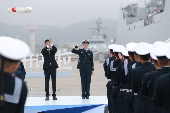 在美丽的东海之滨,听郑州舰实习舰长韦慧晓讲述她逐梦深蓝的传奇故事