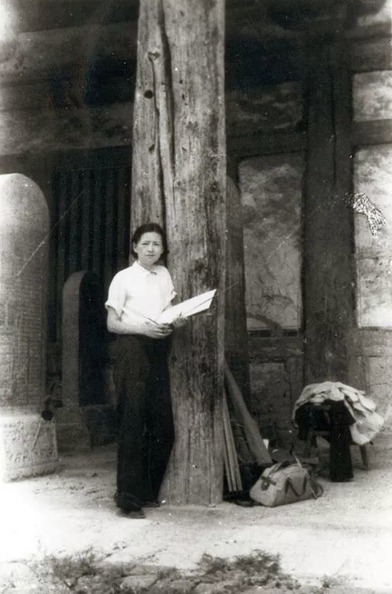 1937年林徽因在山西榆次永寿寺雨花宫.