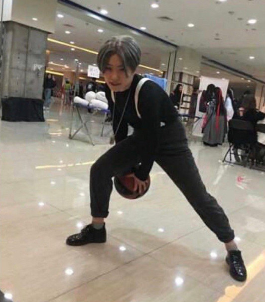网友模仿蔡徐坤打篮球,头上面具引来众人围观,鸡你太