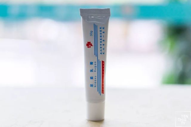 和抗脂洁尔乳膏一样,都是抗痘神器,白天用抗脂洁尔乳膏晚上用