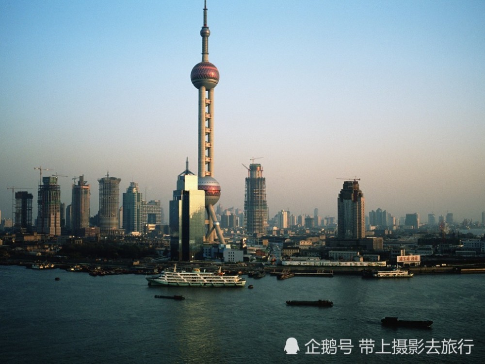 八九十年代的上海,像极了小香港,生活节奏很悠闲