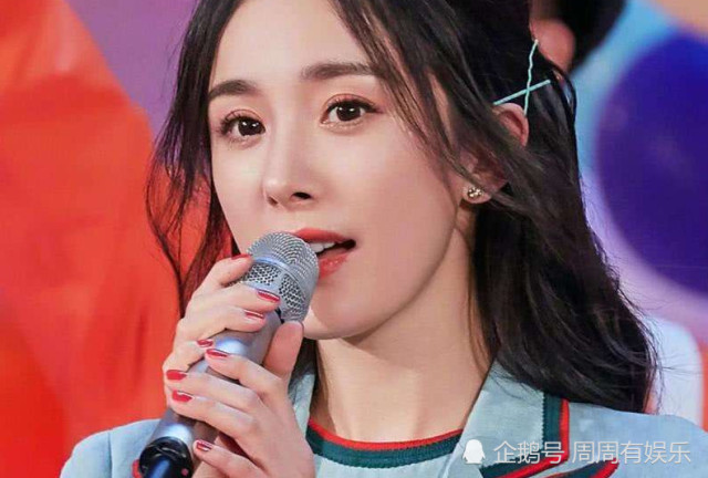 杨幂五四情节年登台演唱,一身浅蓝色套裙似少女