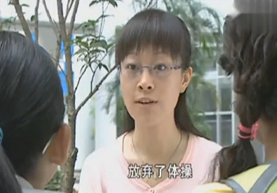 还嫌巴啦啦小魔仙的秦老师土?如今染金发化烟熏妆,逆袭成女神!