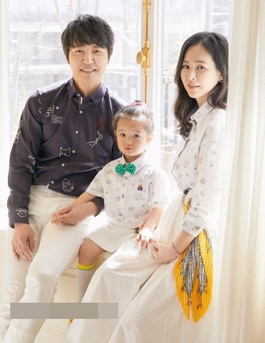 尹尚贤携爱妻maybee拍家庭写真女儿呆萌可爱淑女范十足 看点快报