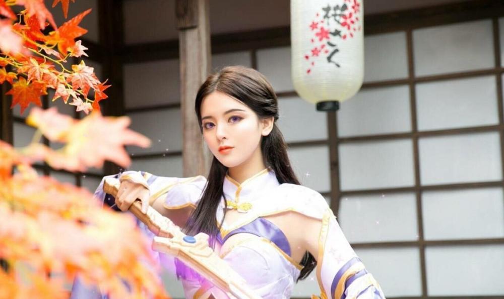 杨超越出道前直播被扒,cosplay露娜角色,造型辣眼睛