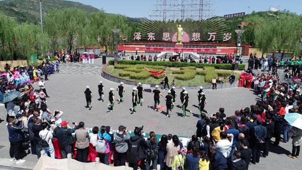 河南豫剧等精彩内容,在景区各个场所精彩上演,为游客畅游振兴小镇提供