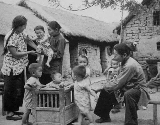 50年代的中国老照片:小学生捡稻根灭螟虫,穿旗袍的美女杀猪干净利落!