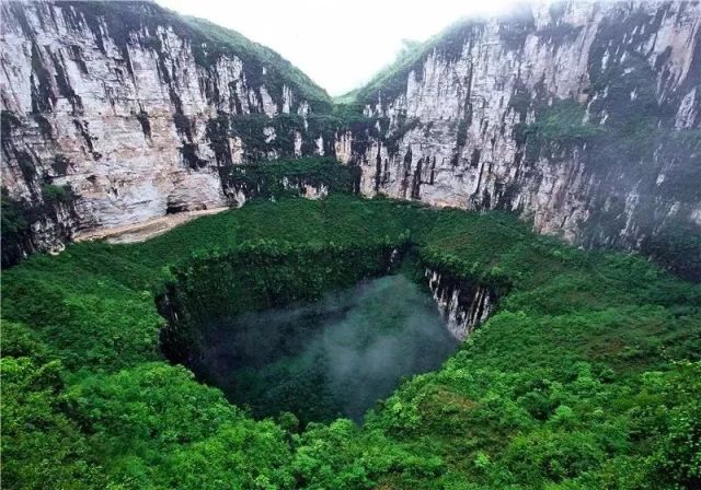 奉节县城约100千米,距兴隆镇30千米,因山峰似金凤而得名,是天坑地缝