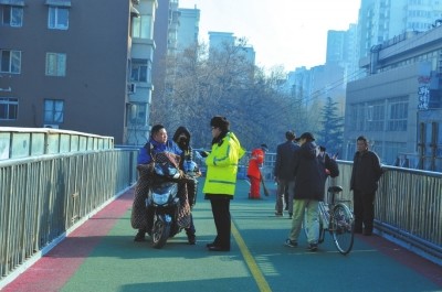 过街天桥骑车违法 电动车骑行横穿过街天桥行为存隐患