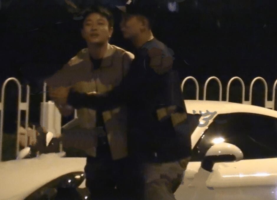 贾乃亮深夜与好友K歌醉酒路旁 脚步踉跄胡乱挥手