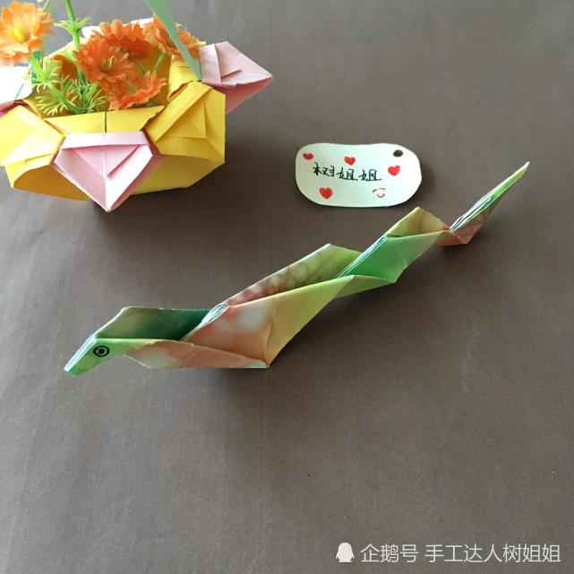 幼儿折纸:漂亮的小青蛇折法,适合3岁以上儿童