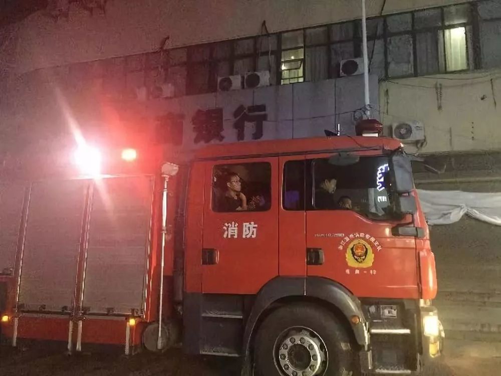 灵溪镇02小区发生火灾,消防队出动4辆消防车