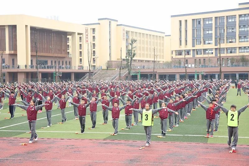 惠灵集团一直在乐山教育界有口皆碑 而海棠实验小学和中学则是学生们