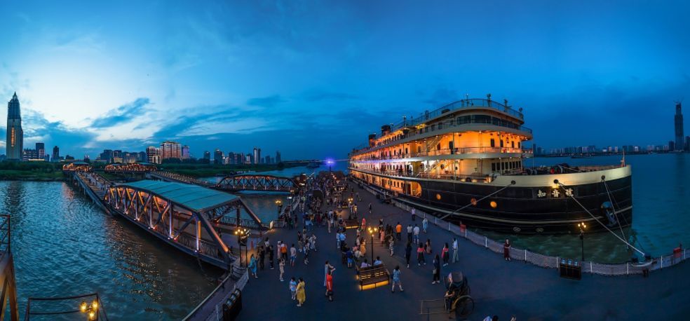 武汉本身就是一座旅游"网红"城市,名胜景点各有特色,其中知音号是