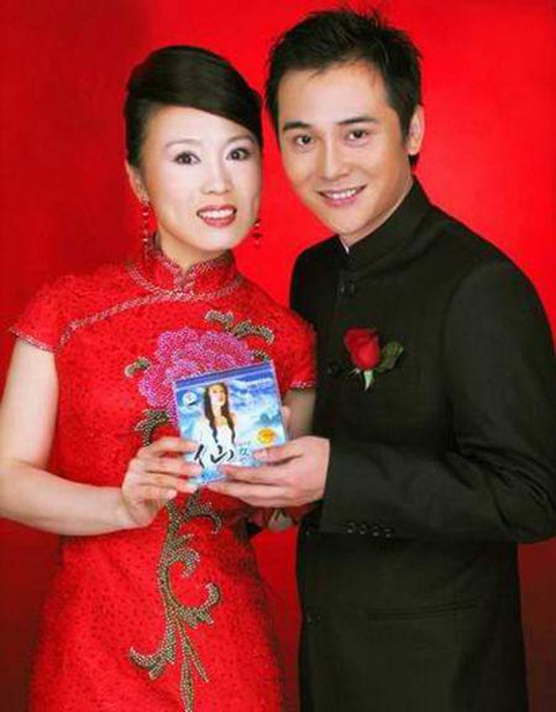 相爱了15年,57岁吴琼眼神充满了温柔,41岁阮巡看着仍很嫩