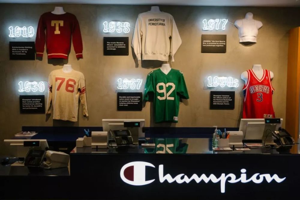 1923年champion knitwear诞生,其标志性的休闲连帽运动衫引起了密歇根