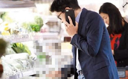 接郭晶晶指令？霍启刚超市买菜成居家好男人