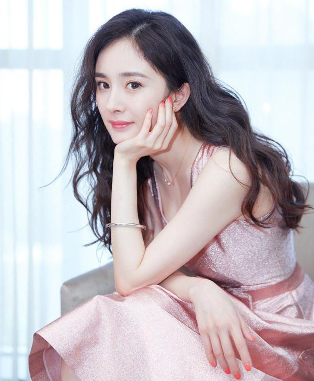 杨幂晒自己化妆照,看到照片后,网友:"美的咱都不敢想"!