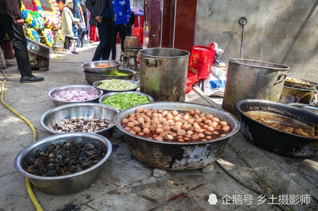 实拍皖北农村白事露天大席,大菜丰富,孝子跪棺材两旁,见棺发财