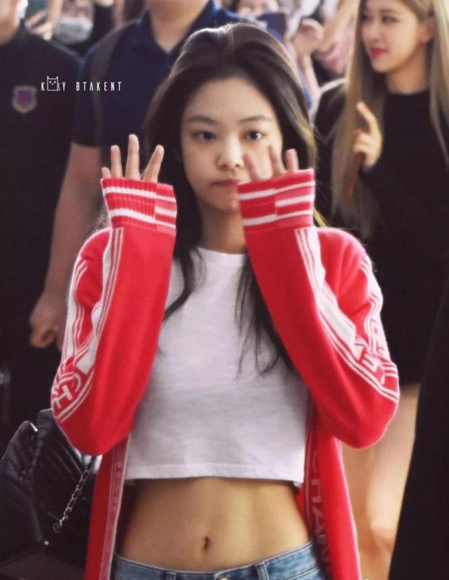 jennie陪我睡,jennie游泳照 相比之下,jennie偏爱基础的纯色款,简单清新.